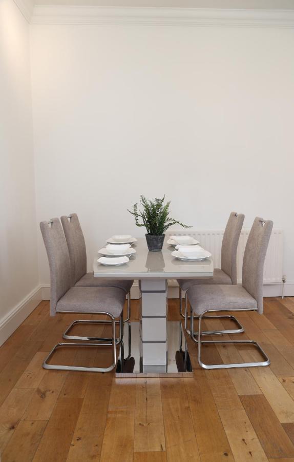 Letting Serviced Apartments - Guards View, Windsor Exterior photo